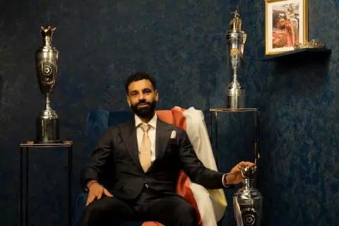  ملك "الجوائز" في الدوري الإنجليزي.. ليفربول يحتفي بصلاح (صور)